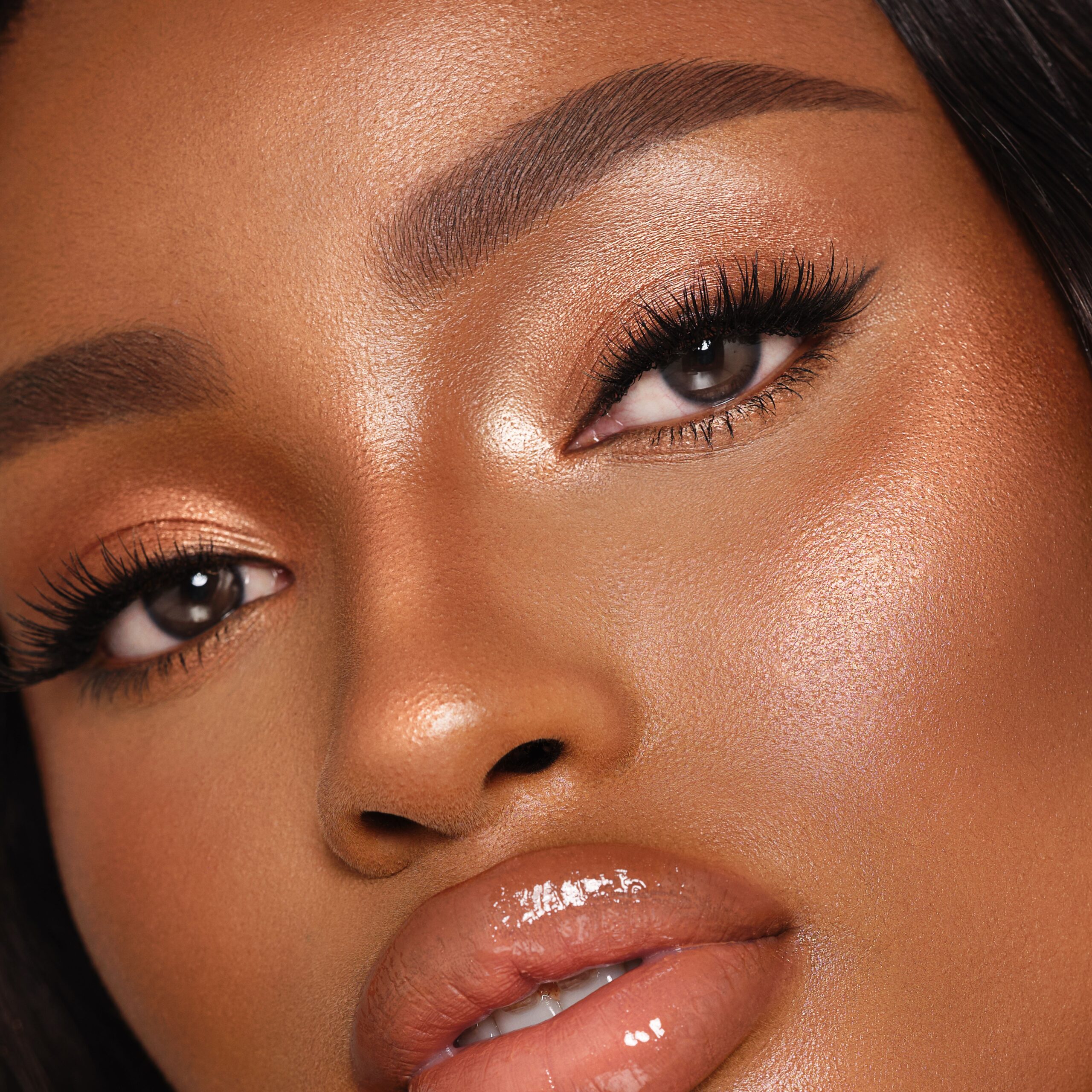 Wet Look Skin: La tendencia que redefine el maquillaje esta temporada decembrina 🎄✨